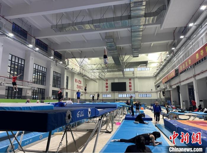 俄罗斯国家蹦床队在广西南宁开展为期12天的系统