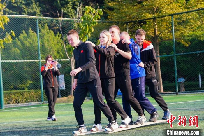 俄罗斯国家蹦床队在广西南宁开展为期12天的系统