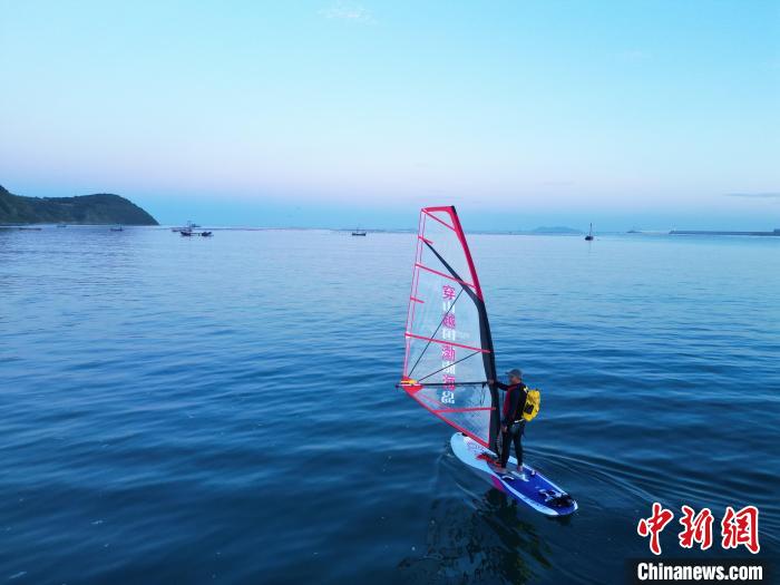 55岁航海探险者杨建新单人帆板成功穿越大连至唐