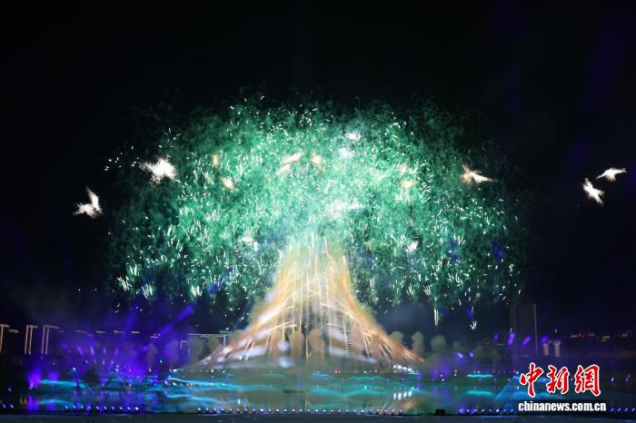 成都世运会立秋启幕 焰火友谊之树点亮世界