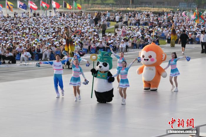 成都世运会立秋启幕 焰火友谊之树点亮世界