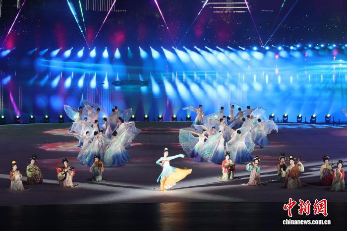 成都世运会立秋启幕 焰火友谊之树点亮世界